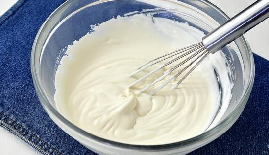 1. Этап. Банановый крем со сгущенкой: Сметану взбейте венчиком в пышную массу.