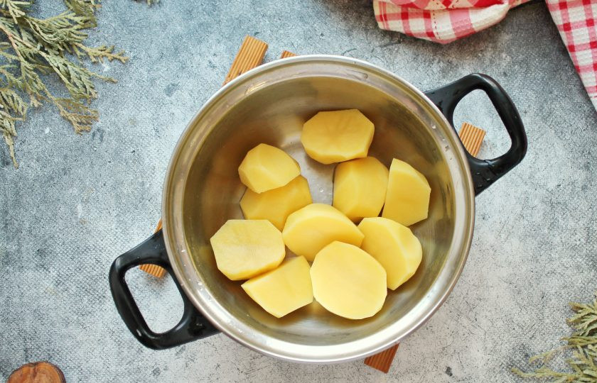 1. Этап. Лакский хинкал: Картофель почистите, вымойте и разрежьте пополам или на четыре части.