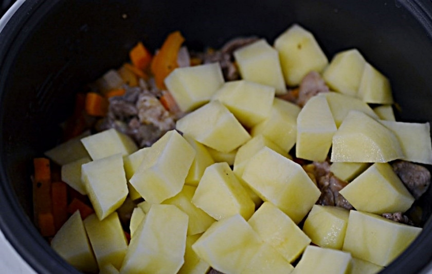 1. Этап. Кавурдок: Обязательно посолите и поперчите! Картошку очистите и порежьте кубиками. Влейте воды столько, чтобы та покрывала картофель. Тушите всё 30-40 минут (практически до испарения жидкости).