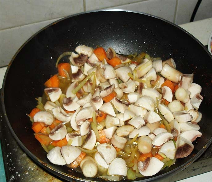 1. Этап. Печень по-деревенски: И, через пару минут, грибы. Сначала на медленном огне тушим их под крышкой в собственном соку (жидкости из них должно выйти довольно много), а потом, прибавив огонь, жарим до румяного цвета.