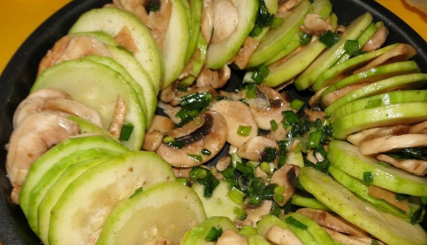 1. Этап. Кабачки жареные с грибами: При желании, можно выложить кабачки и грибы в форму для выпекания. Отправьте в духовку на 15-20 минут. Или просто жарьте до готовности. Наши кабачки жареные с грибами готовы! Подавать можно с овощами или картофелем. Приятного аппетита!