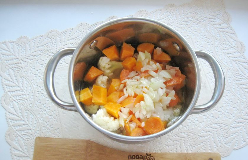 1. Этап. Суп-пюре из тыквы и цветной капусты: Добавьте лук и морковь в кастрюлю к остальным овощам. Налейте 250-300 мл. воды и поставьте кастрюлю на плиту.