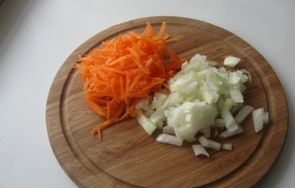 1. Этап. Фаршированный перец в сметанном соусе: 4. Следующим этапом необходимо очистить морковь и луковицу. Нарезать мелкими кубиками лук, натереть на терке морковь.