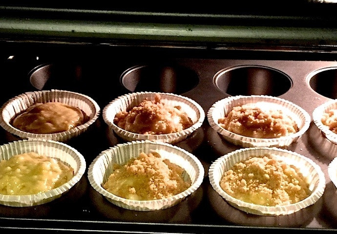 1. Этап. Банановые кексы: 11. Отправьте кексы в разогретую до 180 градусов духовку на 18 минут.