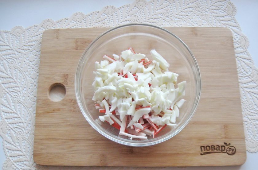 1. Этап. Салат Царская радость: Яйца сварите вкрутую, охладите и очистите. Разделите на желток и белок. Желток в салате не понадобится. Белок нарежьте соломкой.