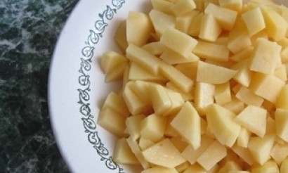 1. Этап. Cуп со сморчками и картофелем: Спустя 15 минут в бульон добавьте пшено. Почистите, помойте и нарежьте картофель кубиками, также добавьте его в кастрюлю.