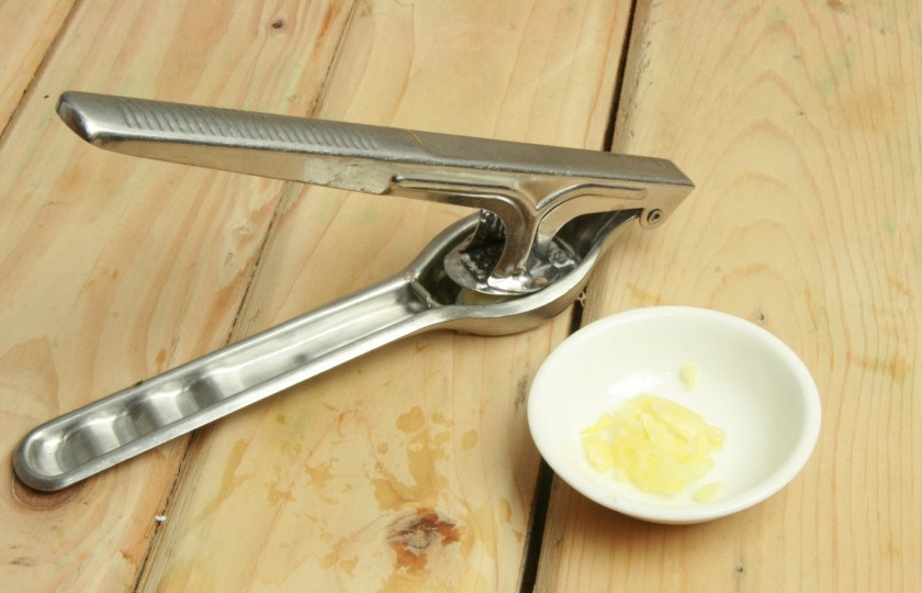 1. Этап. Итальянская заправка для салата: Выдавите чеснок.