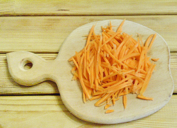 1. Этап. Салат из зелени и овощей: 5. Морковь режем с помощью терки для овощей по-корейски.