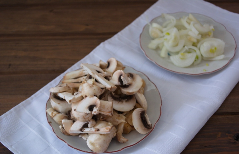 1. Этап. Свинина с картошкой на сковороде: Шампиньоны и лук нарежьте произвольно.