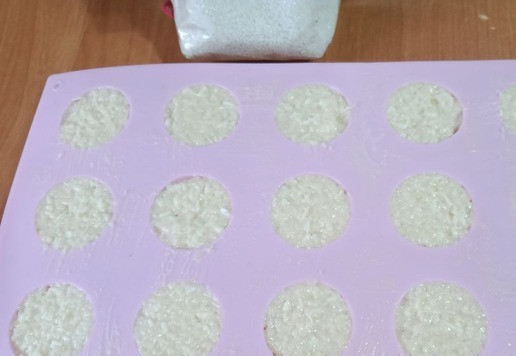 1. Этап. Конфеты А-ля Баунти: Я сделала конфеты в форме, чтобы были ровные и поставила их в морозилку (замороженные конфеты лучше глазируются). Можно скатать маленькие шарики, тогда нужно увеличить количество сухой поленты или кокосовой стружки/шоколада. Я же хотела более нежную структуру начинки конфеты.