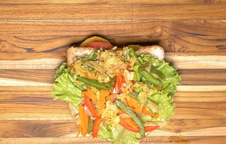 1. Этап. Бутерброды на шпажках: 10. Собирайте бутерброд: поверх ломтика хлеба с томатами уложите ломтик хлеба с обжаренными овощами.