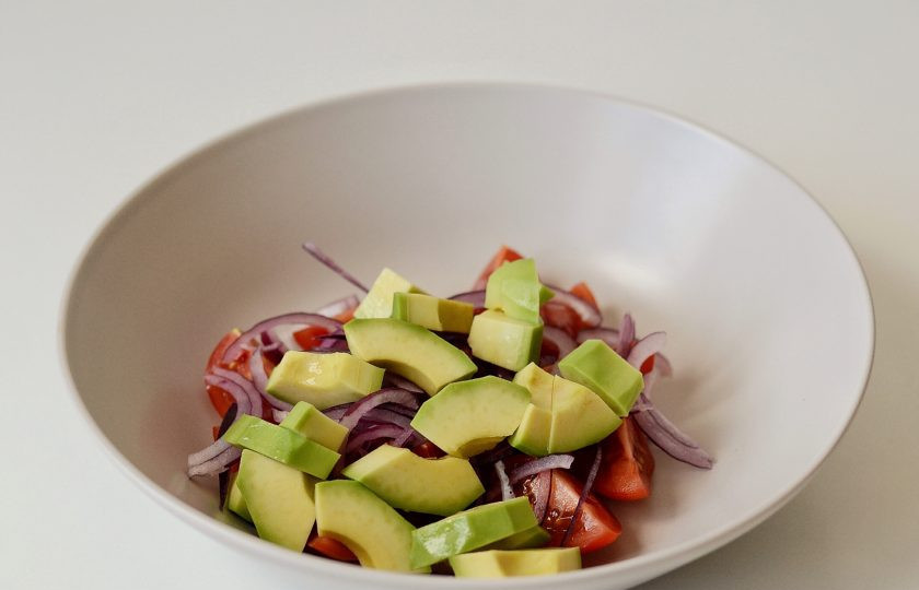 1. Этап. Салат с каперсами и авокадо: Авокадо очистите от кожуры, удалите косточку, нарежьте ломтиками.