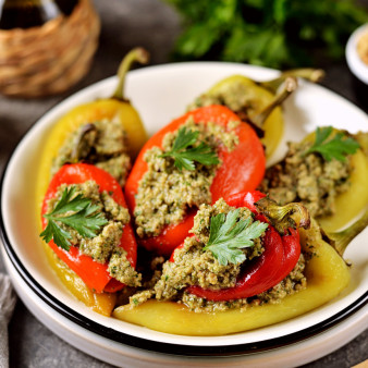 Запеченный сладкий перец с грецкими орехами