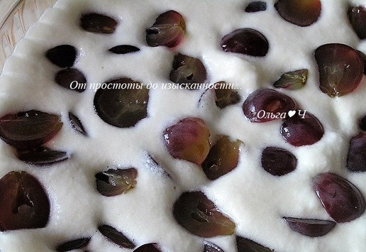 1. Этап. Клафути с виноградом: Форму для выпечки (у меня диаметр 24 см) смажьте маслом, вылейте половину теста, разложите виноград.