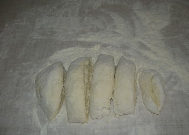 1. Этап. Галушки на кефире: 3. Готовое тесто разделить на несколько частей. Это довольно простой рецепт галушек на кефире, так что приступать к формированию галушек можно сразу после замеса теста.