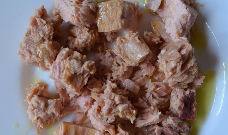 1. Этап. Салат из тунца в масле: Тунец разделите на кусочки. Добавьте немного масла и 1 ст. ложку сока лимона. Оставьте рыбу мариноваться.