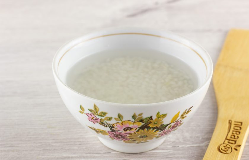 1. Этап. Скандинавское рагу с фрикадельками Молочное: Рис промойте. Залейте крутым кипятком на 10 минут. По истечении времени воду слейте.