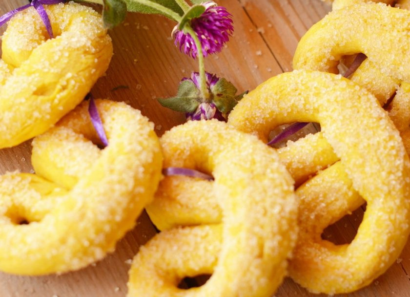 1. Этап. Крендельки с корицей: Выпекайте печенье в течение 15-20 минут при температуре 200 градусов.