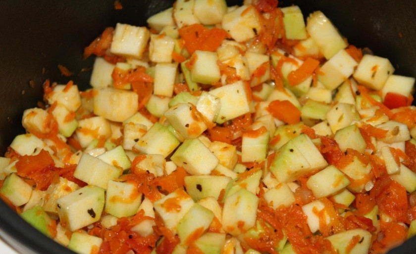 1. Этап. Овощное рагу из кабачков: 3. Кабачки хорошенько мою, а затем нарезаю все кубиком, отправляю их в чашу к луку и моркови, по вкусу добавляю соль и специи, перемешиваю.