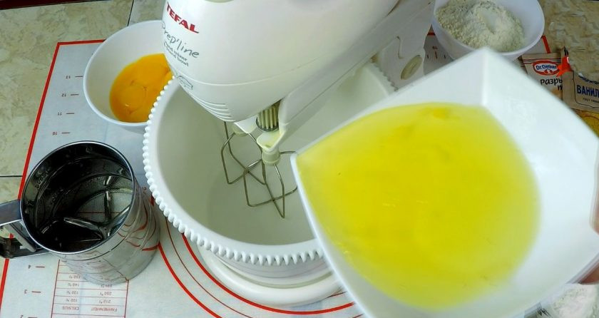 1. Этап. Бисквит Зу-Зу: Готовим тесто: отделив белок от желтка, помещаем в миксер с 1/3 чайной ложкой соли и взбиваем (4-5 минут).