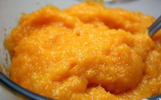 1. Этап. Желе из абрикосов: 2. Когда курага сварится, перекладываем ее в блендер и измельчаем. При измельчении, к кураге добавляем сок апельсина (100 мл).