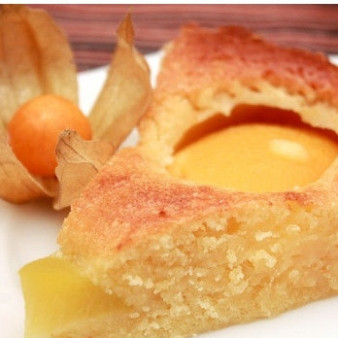 Быстрый пирог с консервированными персиками