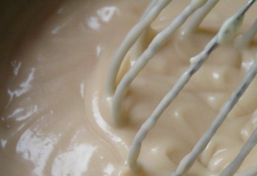 1. Этап. Кокосовый торт-безе с ананасами: Всыпьте ванилин, хорошо перемешайте, накройте пищевой пленкой в контакт и охладите крем.