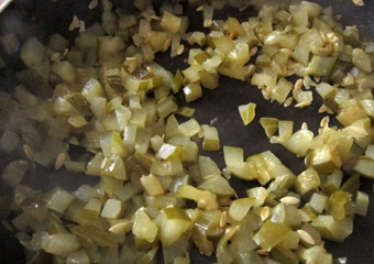 1. Этап. Рассольник с колбасой: Огурцы мелко порезать и жарить на сковороде до полного испарения жидкости.