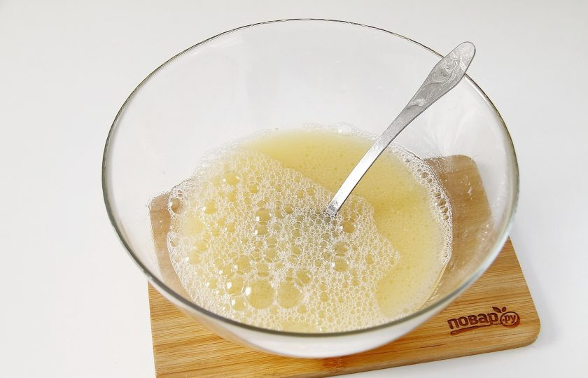 1. Этап. Московские пельмени: Для приготовления теста разбейте в глубокую миску яйцо, добавьте 0,5 ч.л. соли, столовую ложку масла и воду. Взбейте все вилкой или венчиком.