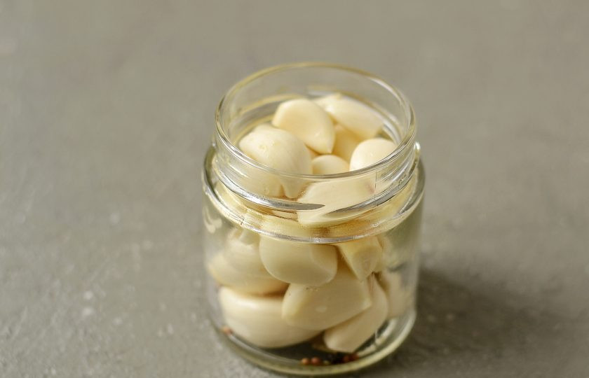 1. Этап. Маринованный чеснок с медом: На дно баночки уложите все специи, затем зубчики чеснока.