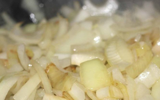 1. Этап. Козлятина в яично-лимонном соусе: Порубите лук и также обжарьте.