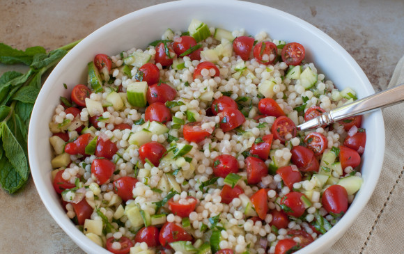 1. Этап. Салат из кускуса с овощами: Добавьте специи и хорошо размешайте. Приятного аппетита!