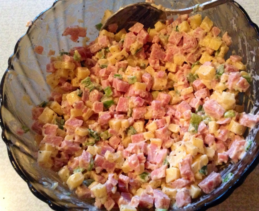 1. Этап. Грибы, фаршированные ветчиной и сыром: 1. Режем кубиками сыр, ветчину, пропускаем через пресс чеснок, помещаем все это в салатницу. Зелень - сюда же. Добавим майонез и специи по вкусу. Перемешаем.