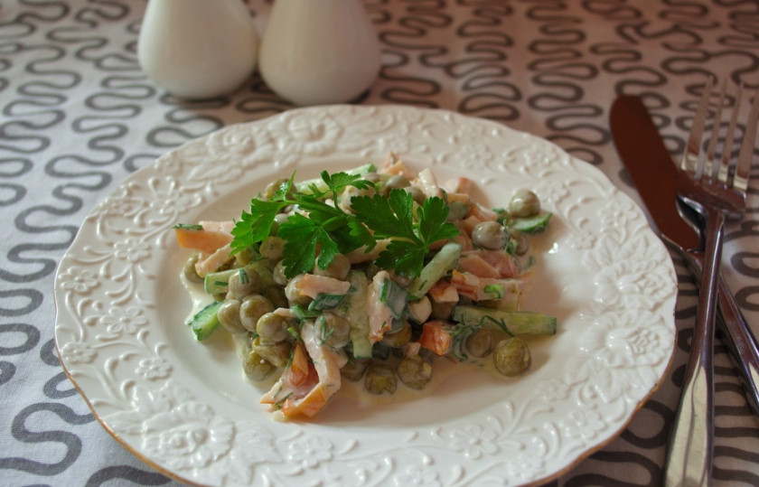 1. Этап. Салат-пятиминутка: Салат эффектно подавать порционно, на тарелке.