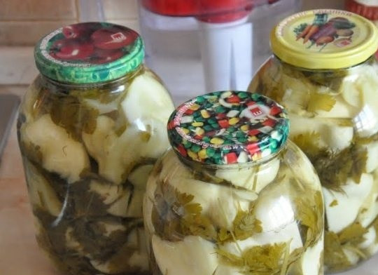 1. Этап. Консервированные патиссоны без уксуса: Банки поместите в емкость для стерилизации на 15 минут. После этого закатываем банки крышками и переворачиваем вверх дном, закутав в одеяло на сутки. Приятного аппетита!