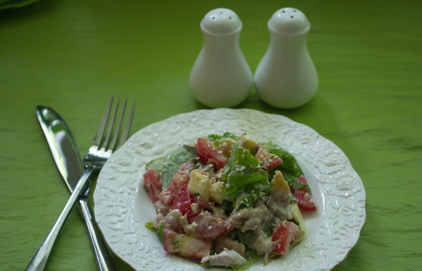 1. Этап. Салат с фетаской и курицей: Подайте к столу. Салат можно украсить кунжутом. Приятного аппетита.