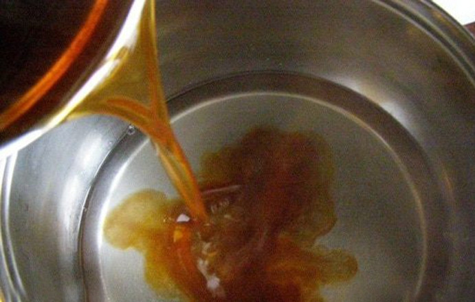 1. Этап. Коврижка 80-х годов: В разогретый сахарный сироп отправьте мед и нагрейте смесь до 60 градусов.