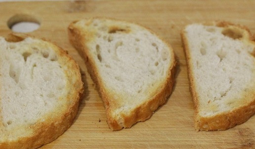 1. Этап. Брускетта с инжиром: Чабатту нарезать на ломтики и подсушить их в тостере или на гриле.