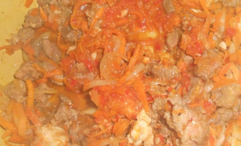 1. Этап. Мясное ассорти с грибами: Разогреваем в сковороде растительное масло. Обжариваем на нем лук с морковью (5 минут). Выкладываем порезанное мясо и фарш. Вливаем соевый соус, солим и перчим. Готовим на среднем огне 10 минут, помешивая.