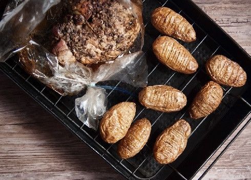 1. Этап. Свиная лопатка в рукаве: Подготовленное мясо отправим в нагретую до 180 градусов духовку на час. Затем уменьшаем температуру в духовке до 150 градусов и запекаем еще 45 минут или час. Время зависит от толщины куска мяса. Вместе с мясом можно запечь картофель.