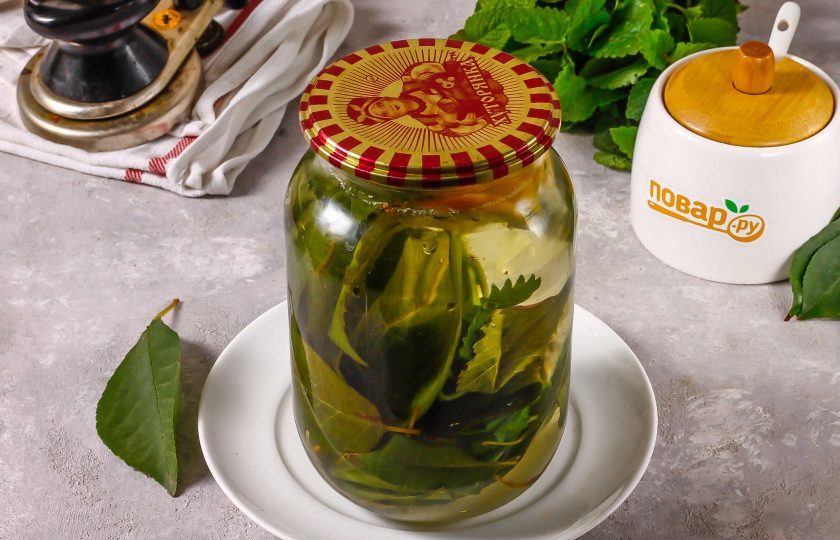 1. Этап. Компот из листьев вишни на зиму: Сразу же закатайте емкость с помощью ключа для консервации, накрыв ошпаренной крышкой. Переверните банку с компотом над раковиной, проверяя прочность заготовки. Затем потрусите, чтобы сахар растворился. Остудите при комнатной температуре.