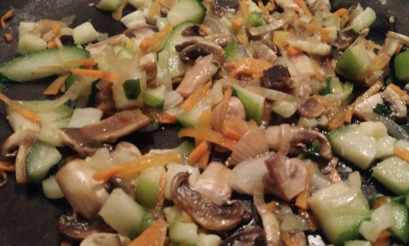 1. Этап. Овощи с грибами без масла: 7. Когда овощи пустят сок, накройте крышкой и томите на слабом огне.