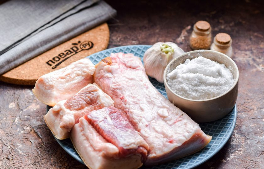 1. Этап. Солёное сало: Подготовьте ингредиенты. Возьмите сало, чеснок, соль и перец. Сало можно использовать с мясными прослойками.