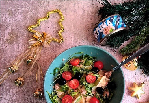 1. Этап. Салат с консервированным тунцом и фарфалле: Выкладываем рукколу, черри, порезанные пополам, и целые маслины. Соединяем. Я не солила больше и не перчила для себя. Пробуйте на свой вкус.