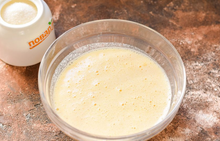 1. Этап. Торт Мираж: Белки взбейте 4 минуты, затем добавляйте частями весь сахар и взбивайте еще 3-4 минуты. После добавьте по одному желтку и взбейте до однородности.