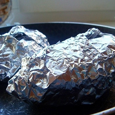 1. Этап. Сундучки из картофеля: Накрываем картофелины крышечками - и получаем совершенные сундучки. Теперь сундучки заворачиваем в фольгу и отправляем в духовку. Запекаем около 20 минут при 190 градусах.