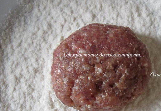 1. Этап. Котлеты с рыбным соусом: Сформируйте небольшие котлетки, обваляйте в муке.