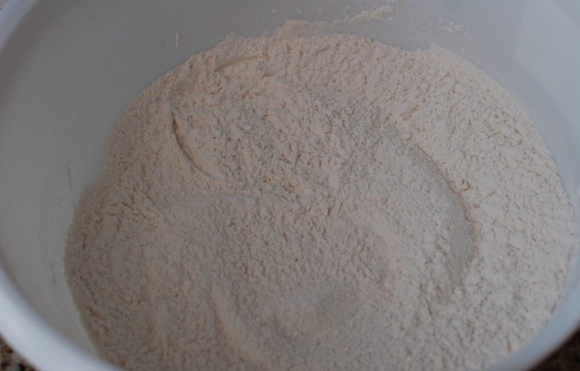 1. Этап. Шоколадный пирог с тыквой и орехами: 1. В миску просейте муку, смешайте ее с разрыхлителем, содой, солью.