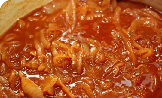 1. Этап. Лук для хот-догов: Теперь влейте 200 мл воды, кетчуп, добавьте горчицу, соль, перец, сахар.Тушите лучок минут 25-30, чтобы он стал мягким и жидкость практически испарилась. По мере надобности в процессе добавляйте воду.