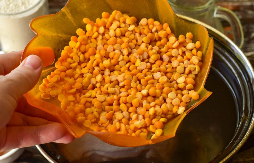 1. Этап. Гороховый суп с лапшой: Вымойте и выложите к мясу горох. Поставьте кастрюлю на огонь. Когда бульон закипит, соберите образовавшуюся пену. Варите бульон 30 минут.